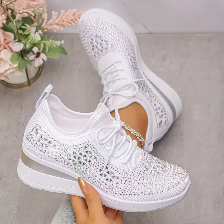 Trendy witte dames platform sneakers, een essentieel item voor een modieuze en comfortabele lentelook.