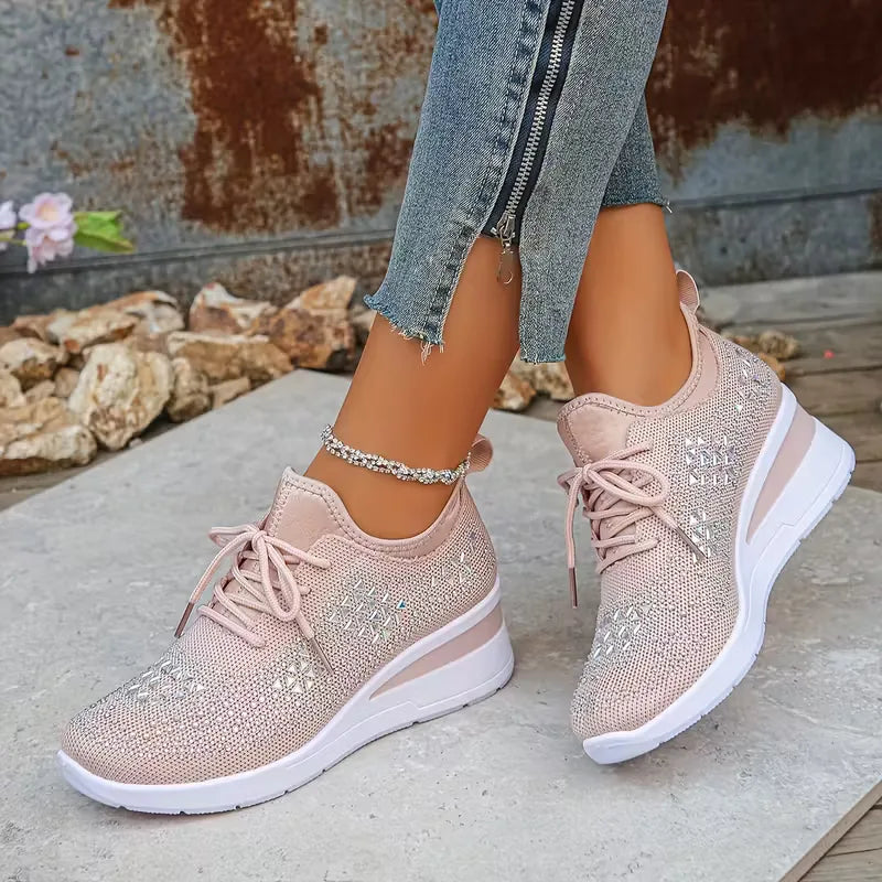 Trendy witte dames veterschoenen, platform sneakers vooraanzicht, perfect voor dagelijks comfort en stijl.