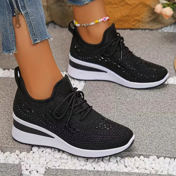 Comfortabele dames platform sneakers, achteraanzicht, met verhoogde plateauzool voor extra stijl en lengte.