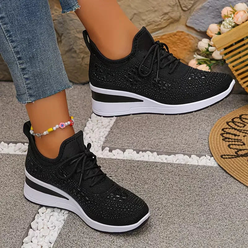 Detailopname van ademend materiaal van trendy dames platform sneakers, voor optimaal comfort de hele dag.