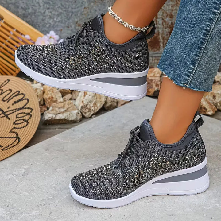 Dames platform sneakers aan voet, staand, accentueert trendy look en comfortabele pasvorm voor lente/zomer.