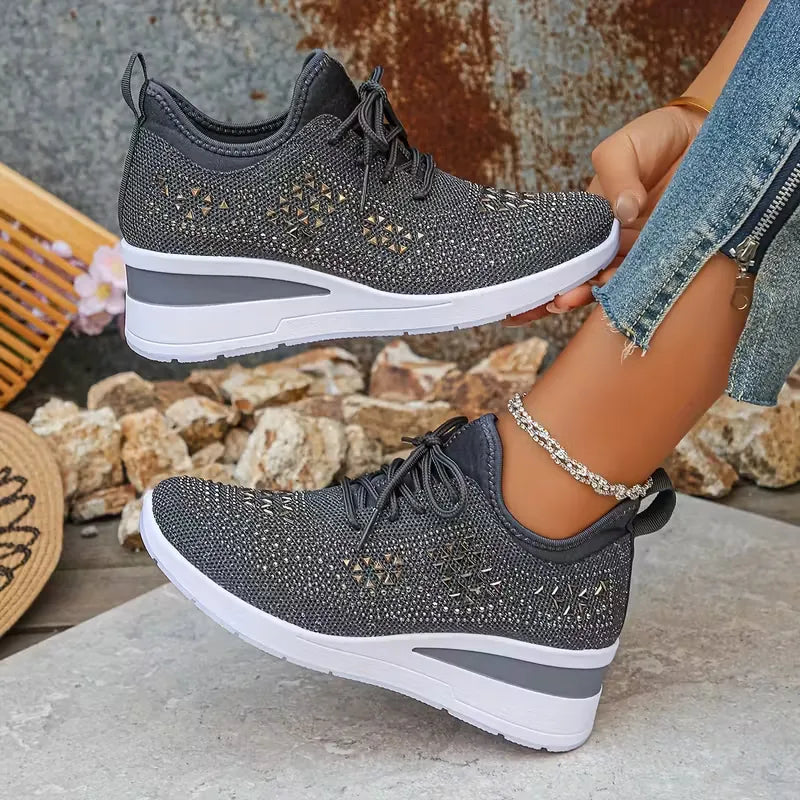 Vrouw loopt in comfortabele dames platform sneakers, toont flexibiliteit en trendy stijl voor dagelijkse activiteiten.