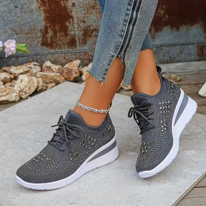 Casual dames platform sneakers gecombineerd met jeans, perfecte modieuze veterschoenen voor elke dag.