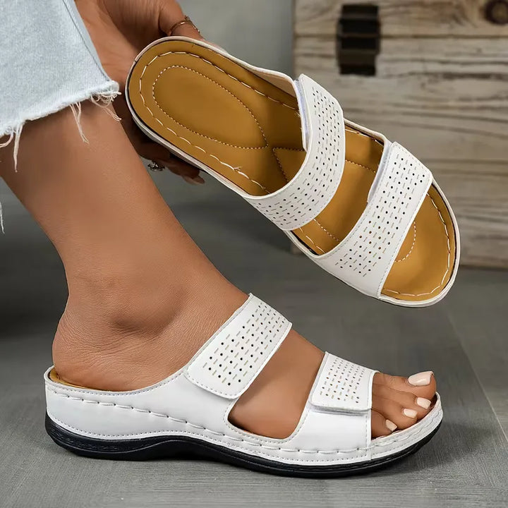 Witte dames platte sandalen met geperforeerde banden, comfortabel en stijlvol voor de zomer.