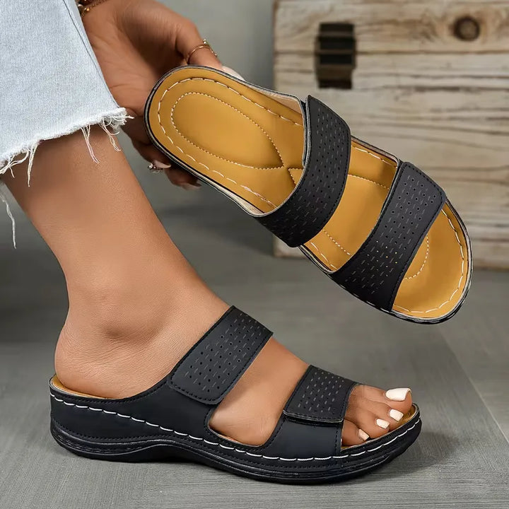 Stijlvolle witte platte dames sandalen, slip-on model met geperforeerde banden voor casual look.