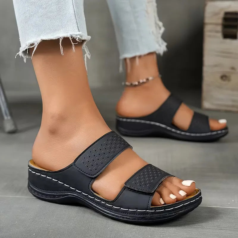 Zomerse platte sandalen voor dames, verkrijgbaar in wit, zwart, donkerblauw met geperforeerd design.