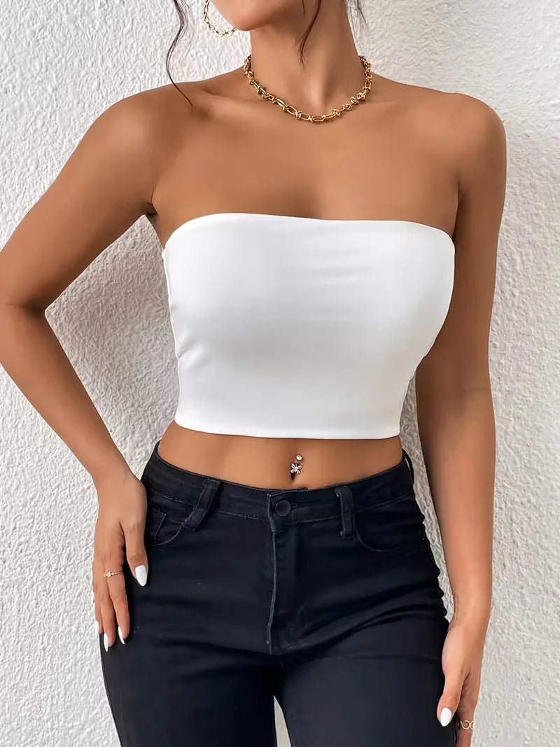 Witte dames strapless slim fit crop top; modieus en veelzijdig voor zomerse dagen of uitgaan. Trendy topje.