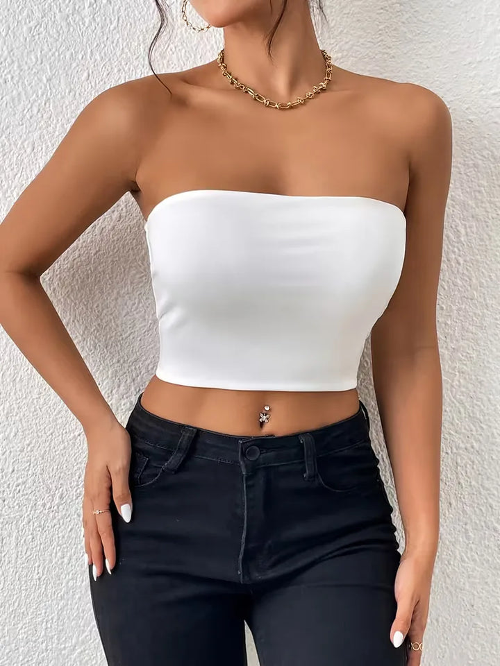 Witte dames strapless slim fit crop top; modieus en veelzijdig voor zomerse dagen of uitgaan. Trendy topje.