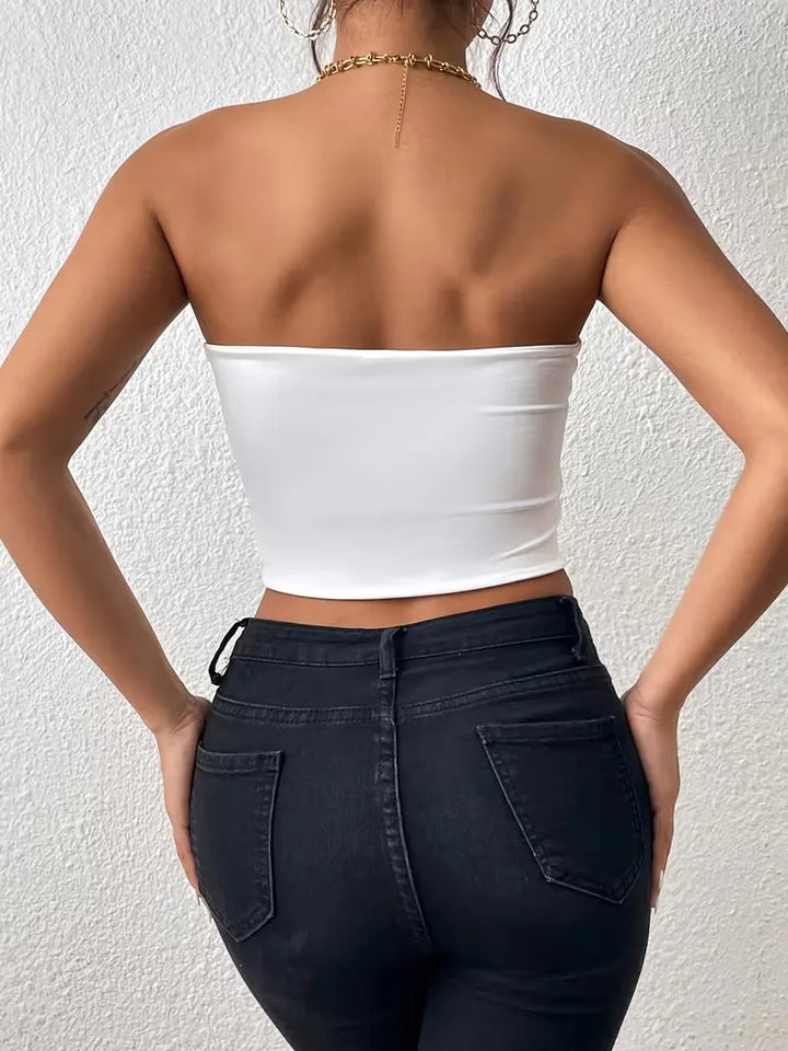 Zwarte dames strapless crop top, slim fit; ideaal voor casual of avondoutfits. Comfortabele streetwear stijl.