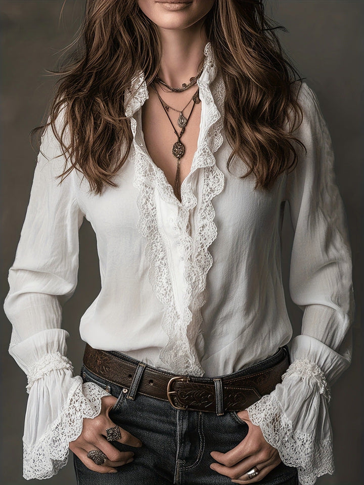 Witte damesblouse met elegant decoratief kant en losse pasvorm; perfect voor een casual chique look.