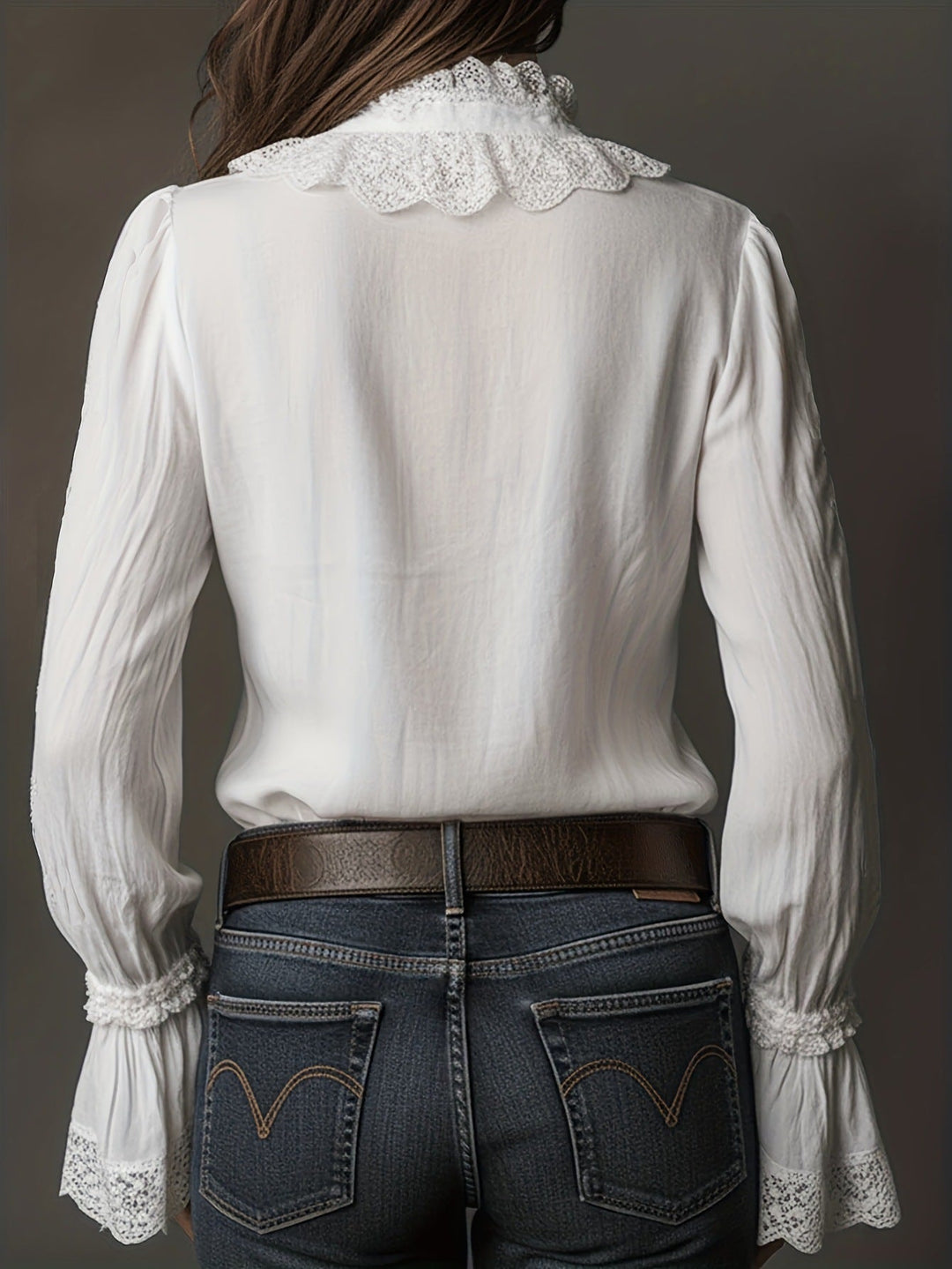 Stijlvolle witte damesblouse met decoratief kant, een losse pasvorm en casual elegantie voor elke vrouw.