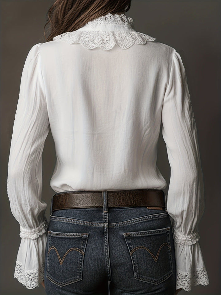 Stijlvolle witte damesblouse met decoratief kant, een losse pasvorm en casual elegantie voor elke vrouw.