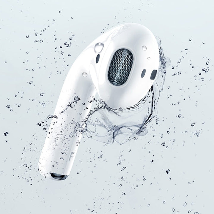 Zwarte elegante draadloze BeatPods Pro 4 oordopjes met compacte oplaadcase, perfect voor onderweg.