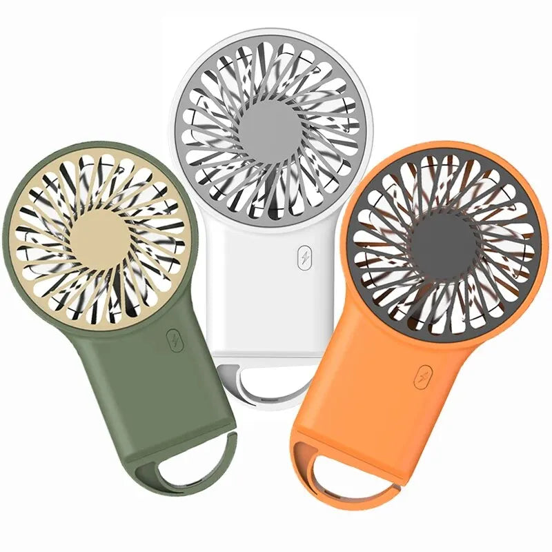 Oranje reisventilator op USB, compact en draagbaar. Stille persoonlijke verkoeling, perfect voor camping of onderweg.