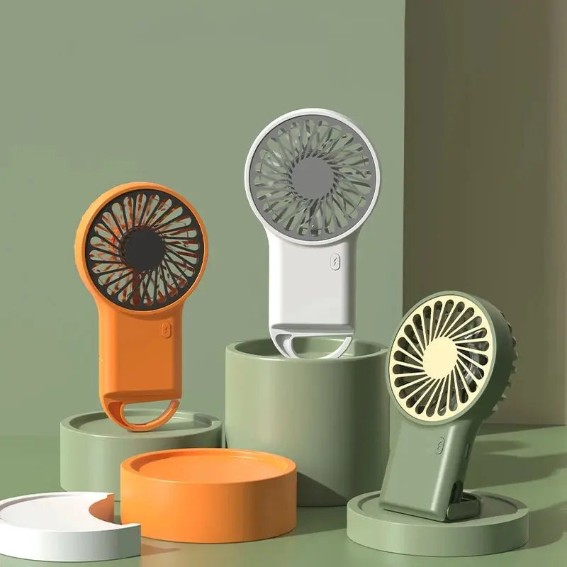 Detail van stille USB ventilator met multi-snelheden. Compact design voor effectieve persoonlijke verkoeling.