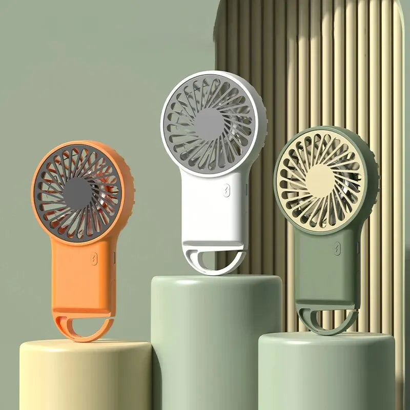 Compacte witte USB ventilator. Stille mini bureauventilator voor verkoeling thuis, op kantoor of tijdens het reizen.