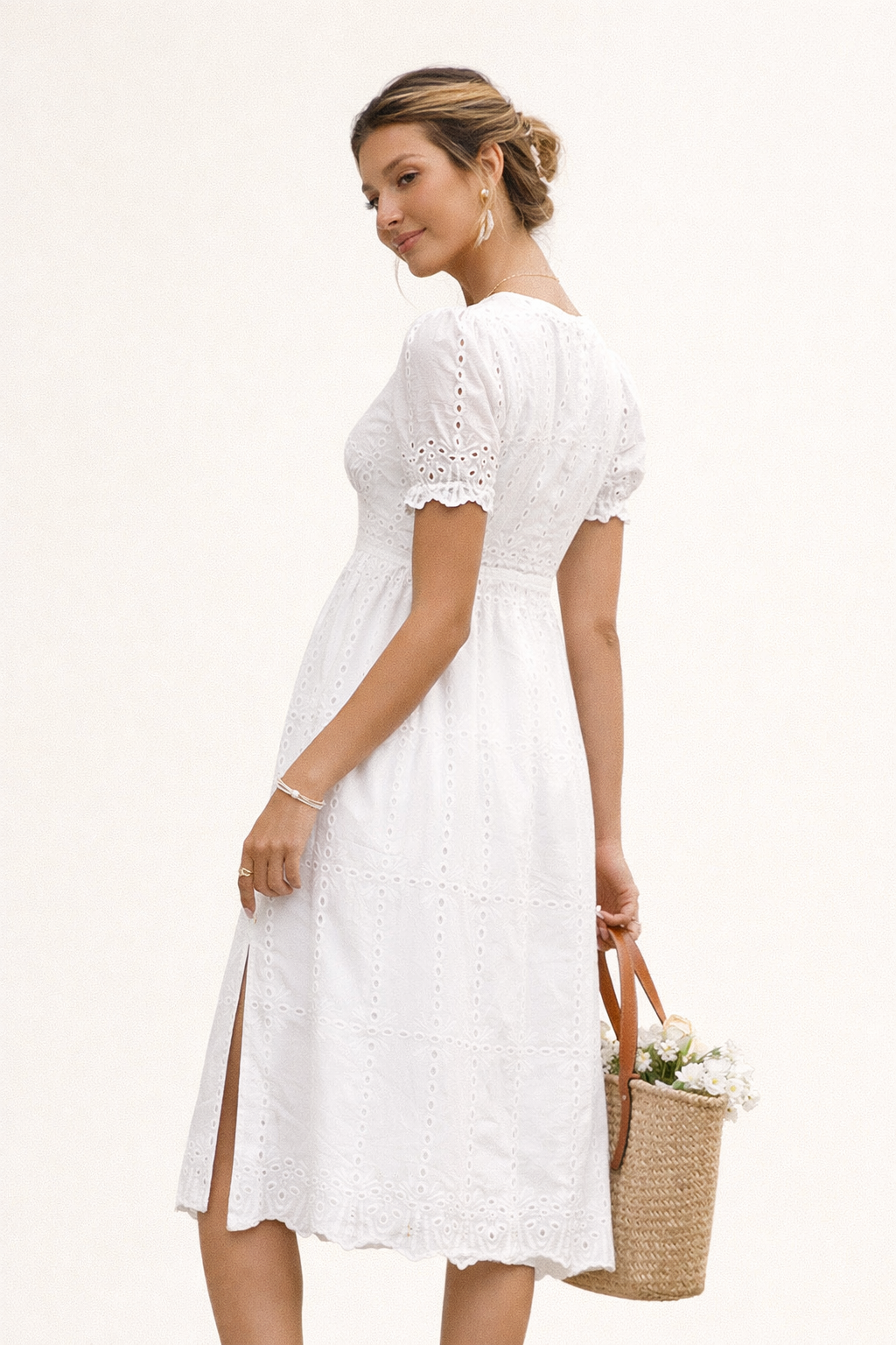 Elegante dames midi-jurk met verfijnd borduurwerk, V-hals en hoge taille, ideaal als feest- of zomerjurk.