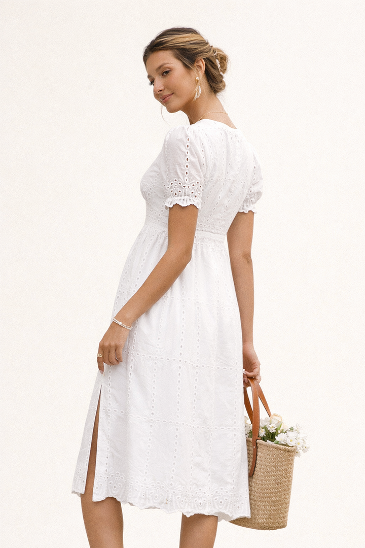 Elegante dames midi-jurk met verfijnd borduurwerk, V-hals en hoge taille, ideaal als feest- of zomerjurk.