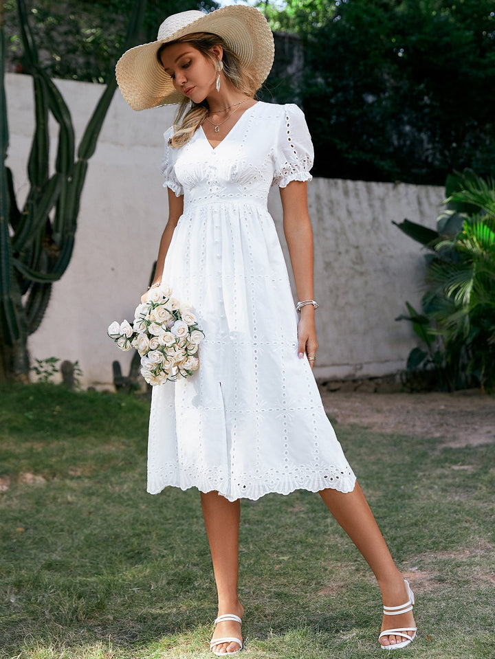Zomerse witte damesjurk, geborduurd met V-hals en hoge taille, een stijlvolle midi-jurk voor elke gelegenheid.