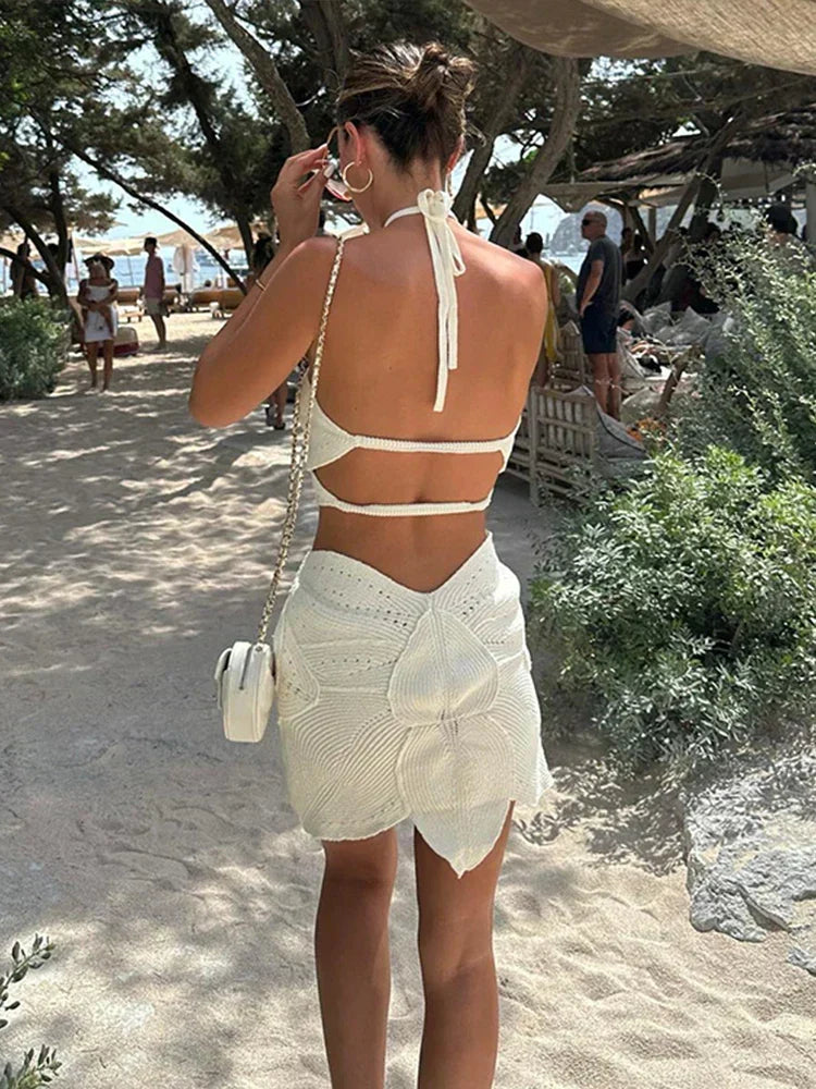 Trendy gehaakte dames set: witte haltertop & mini-rok, ideaal voor strand, festival of vakantie zomeroutfit.