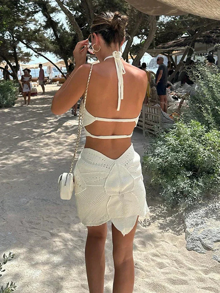 Trendy gehaakte dames set: witte haltertop & mini-rok, ideaal voor strand, festival of vakantie zomeroutfit.