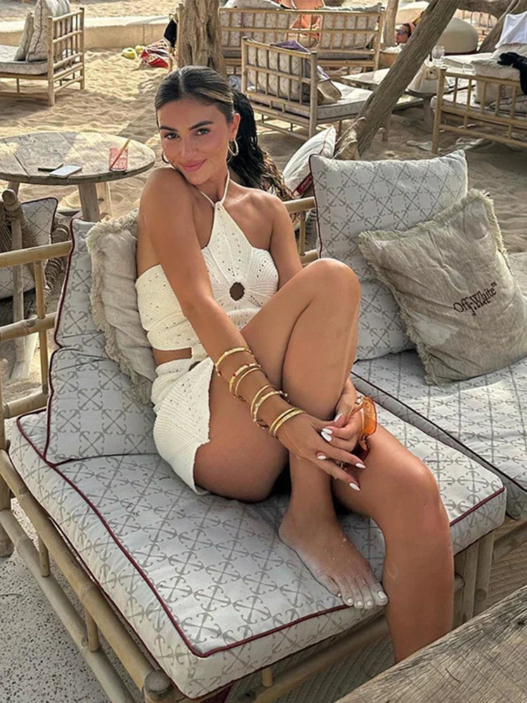 Comfortabele witte gehaakte tweedelige set voor dames; haltertop en mini-rok in luchtige boho zomerstijl.