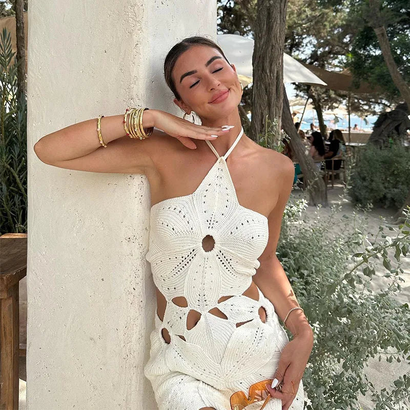 Witte gehaakte tweedelige dames set bestaande uit een chique haltertop en bijpassende mini-rok voor de zomer.