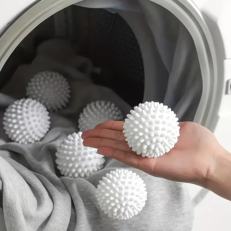 Witte, herbruikbare wasballen voor efficiënt wassen en zachtere, schonere kleding. Ideaal wasmachine alternatief.