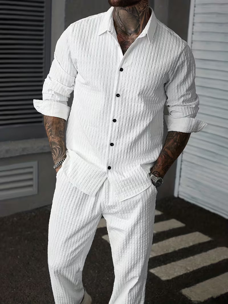 Witte heren casual zomer set met lange mouwen en rechte pijpen, tweedelig voor comfort & reizen.