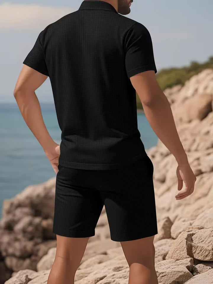 Zwarte herenpolo met comfortabele korte mouwen, perfect voor modieuze zomerse buitenactiviteiten.