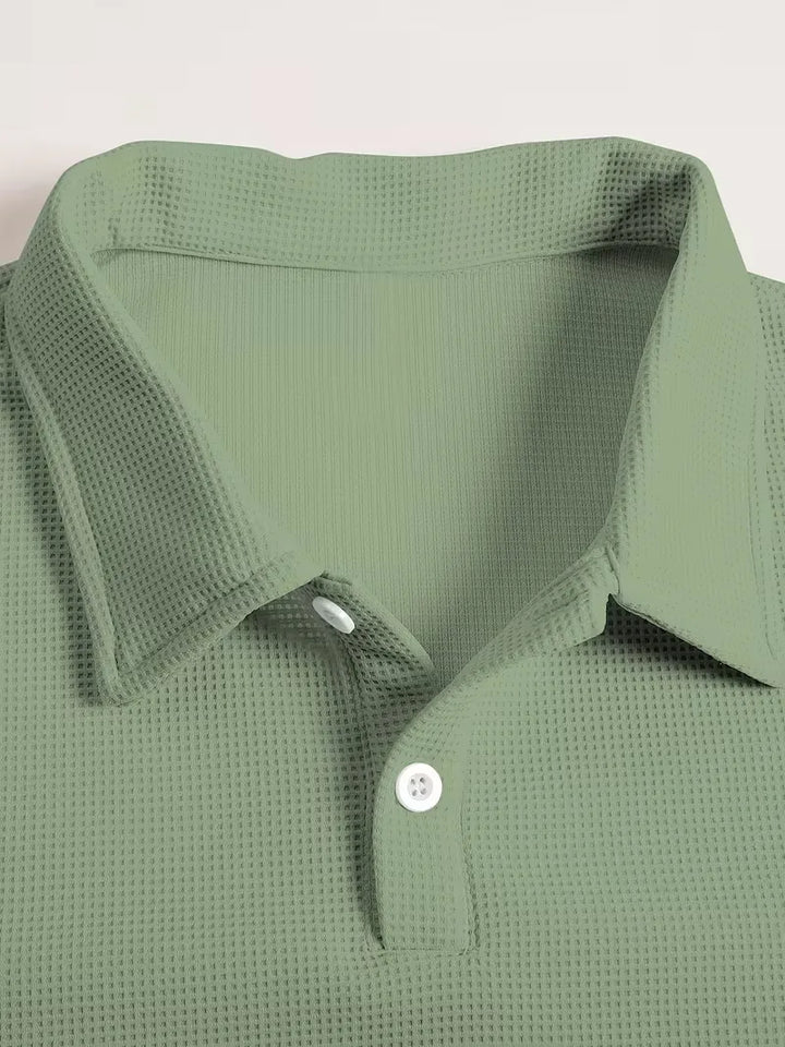Zomerse herenpolo met korte mouwen, gemakkelijk te combineren voor een ontspannen stijl.