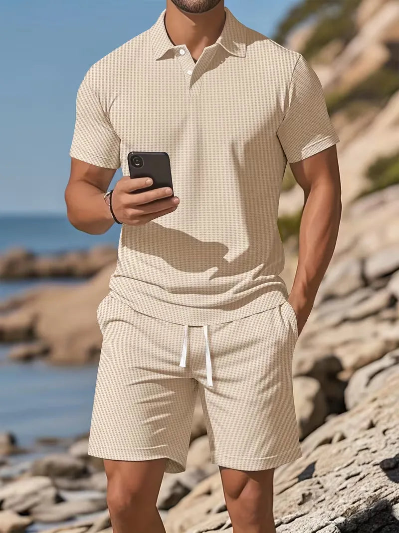 Marineblauwe herenpolo, casual en modieus, met korte mouwen voor warme zomerdagen.