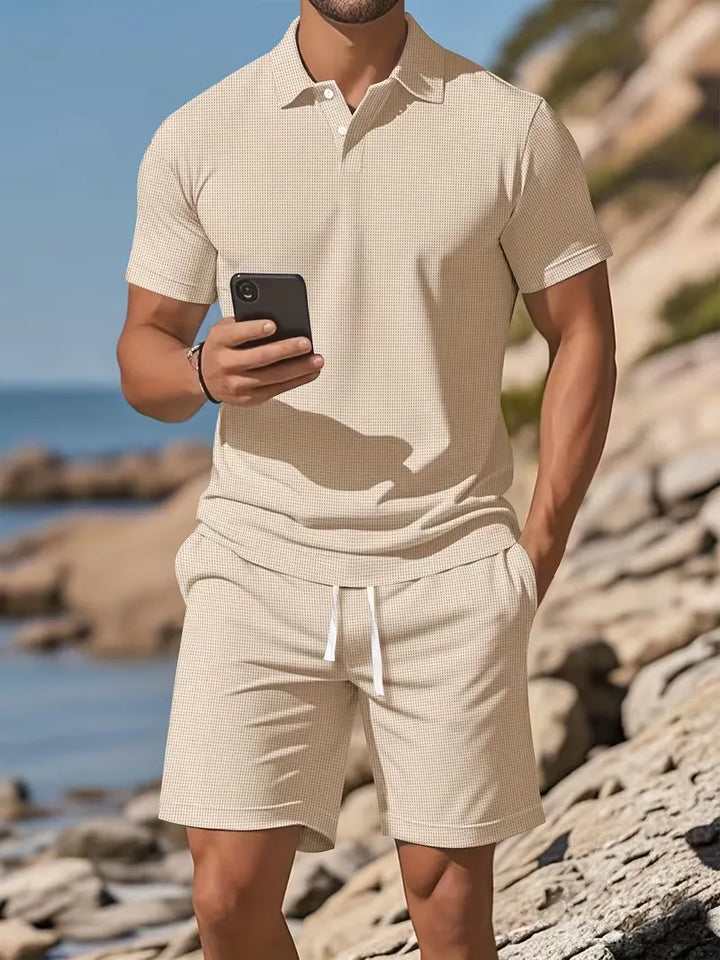 Marineblauwe herenpolo, casual en modieus, met korte mouwen voor warme zomerdagen.