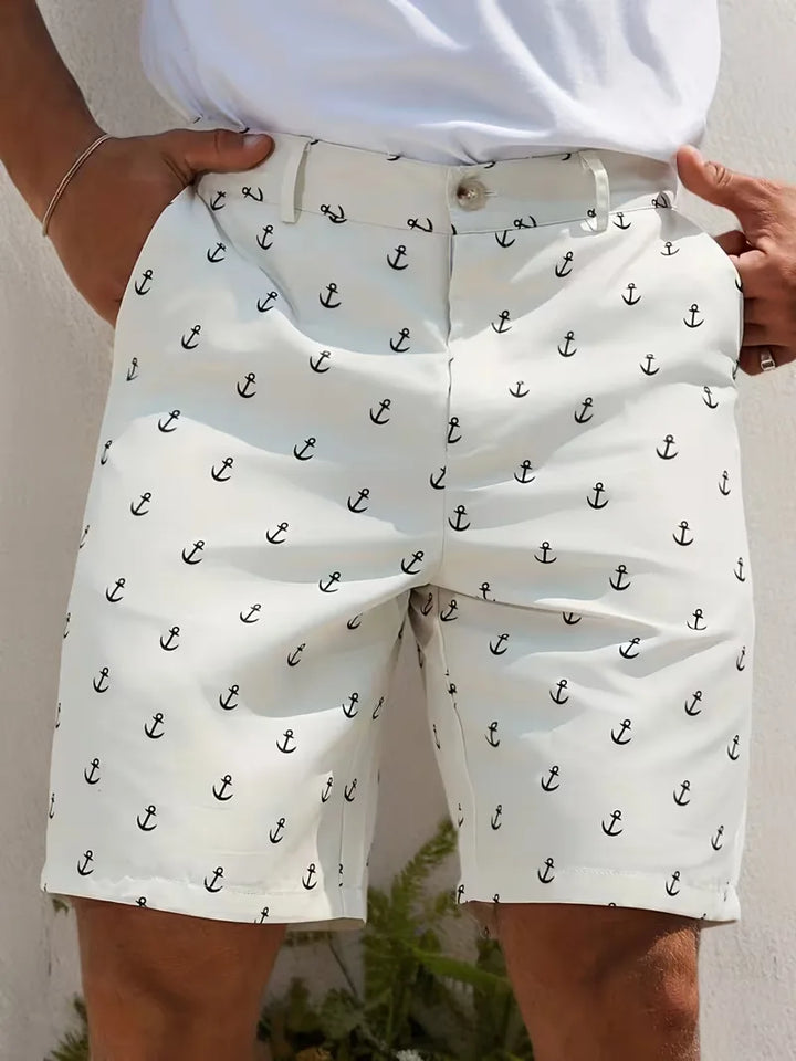Witte herenshorts met trendy blauw ankerpatroon, ideaal voor zomer en strand.