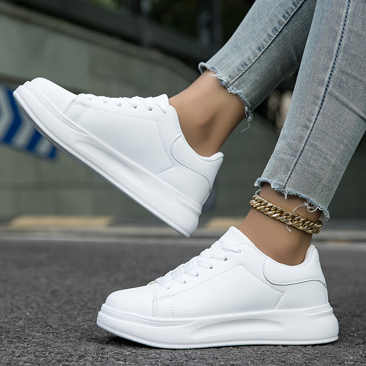 "Witte leren dames sneakers, lichtgewicht en stijlvol, met subtiele details voor elke dagelijkse outfit."