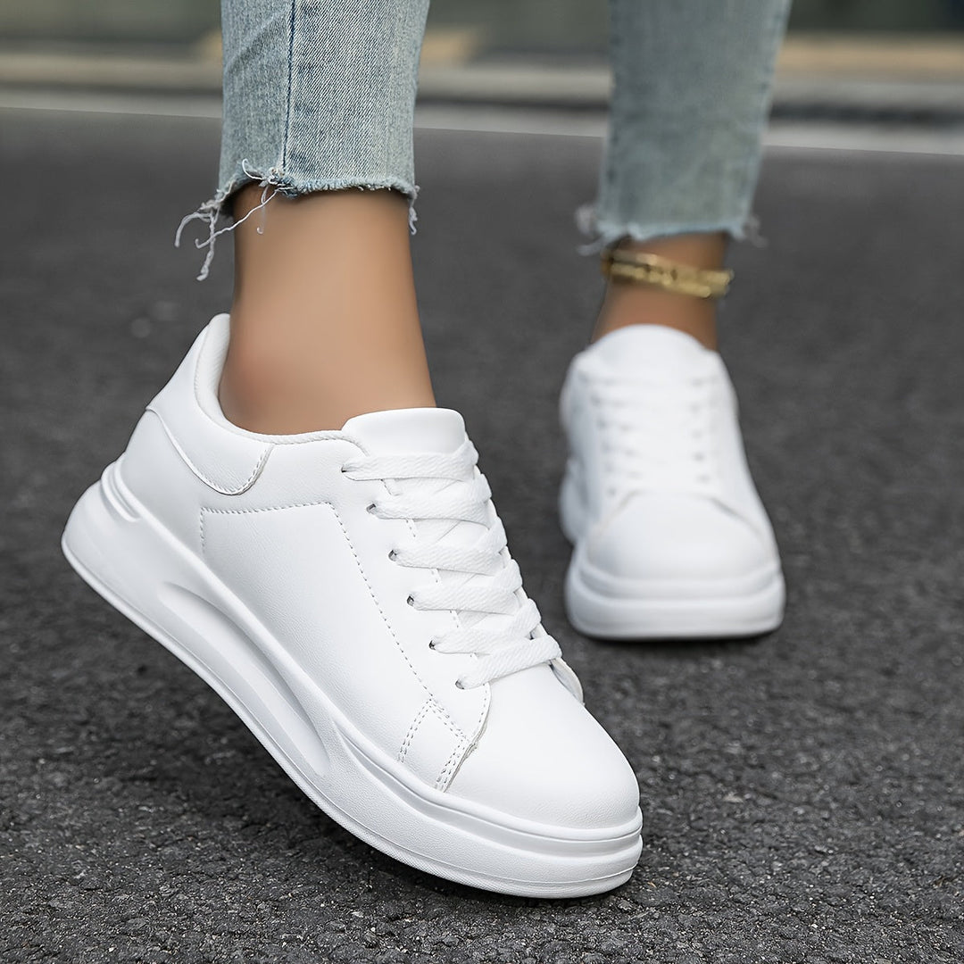 "Witte leren dames sneakers, lichtgewicht en stijlvol, met subtiele details voor elke dagelijkse outfit."