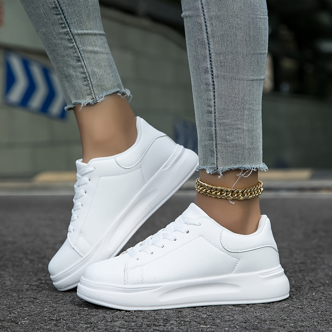 "Witte leren dames sneakers, lichtgewicht en stijlvol, met subtiele details voor elke dagelijkse outfit."