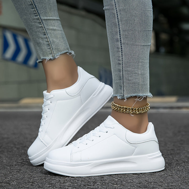 "Witte leren dames sneakers, lichtgewicht en stijlvol, met subtiele details voor elke dagelijkse outfit."