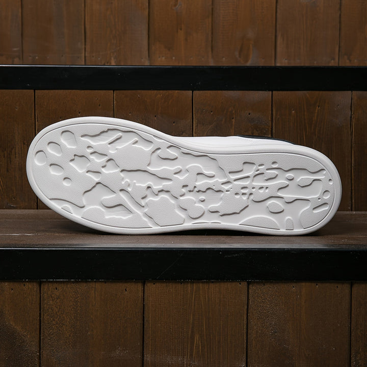 "Witte leren dames sneakers, lichtgewicht en stijlvol, met subtiele details voor elke dagelijkse outfit."