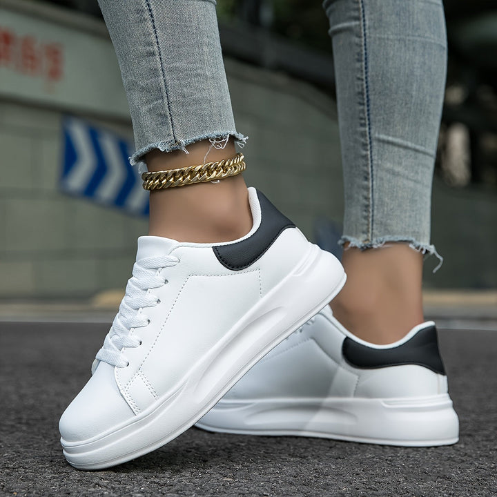 "Witte leren dames sneakers, lichtgewicht en stijlvol, met subtiele details voor elke dagelijkse outfit."