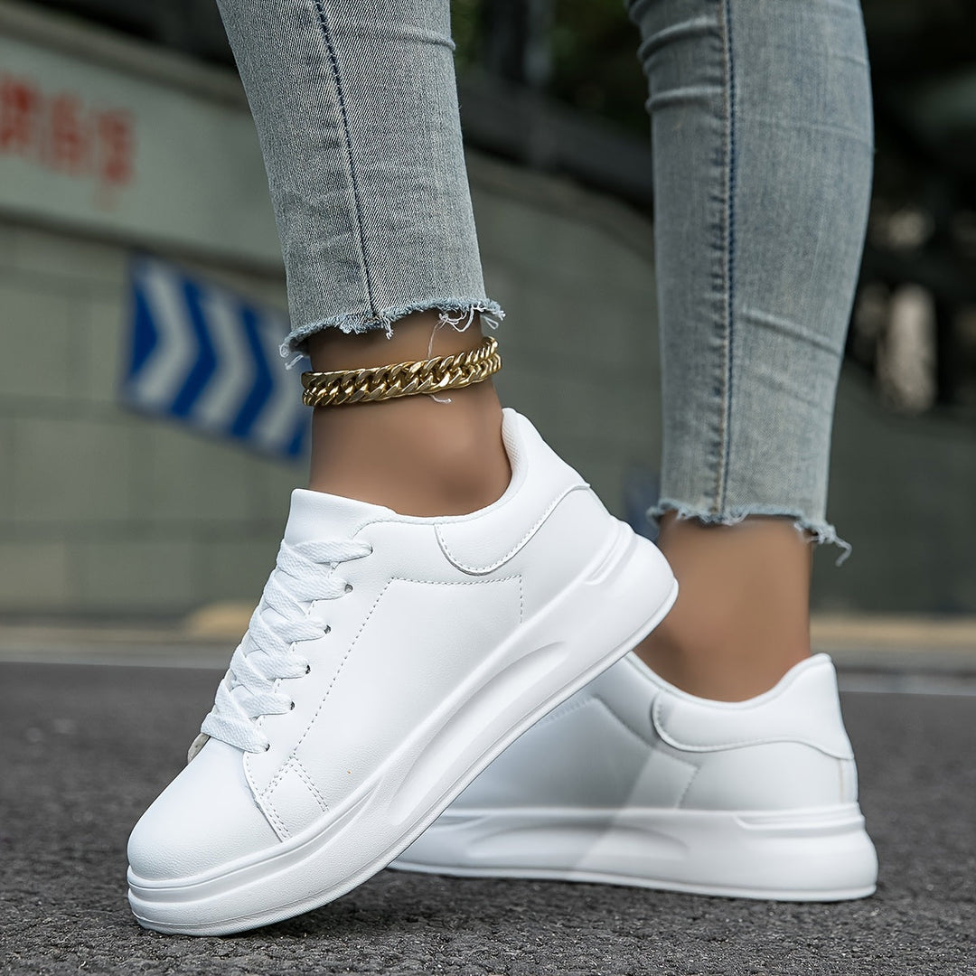 "Witte leren dames sneakers, lichtgewicht en stijlvol, met subtiele details voor elke dagelijkse outfit."
