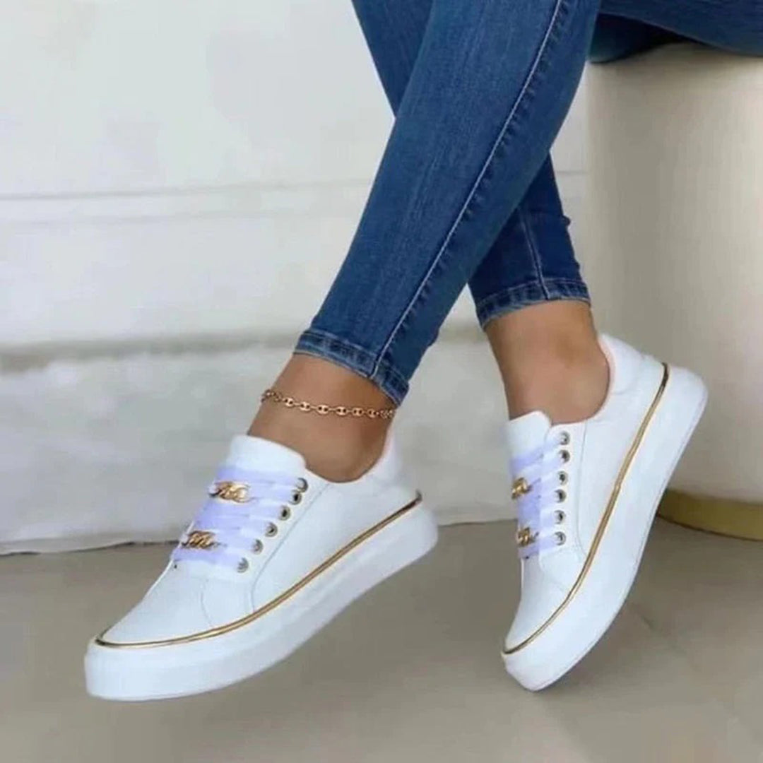"Witte orthopedische damesschoenen, tijdloos design, comfortabel en stijlvol, geschikt voor dagelijks gebruik."
