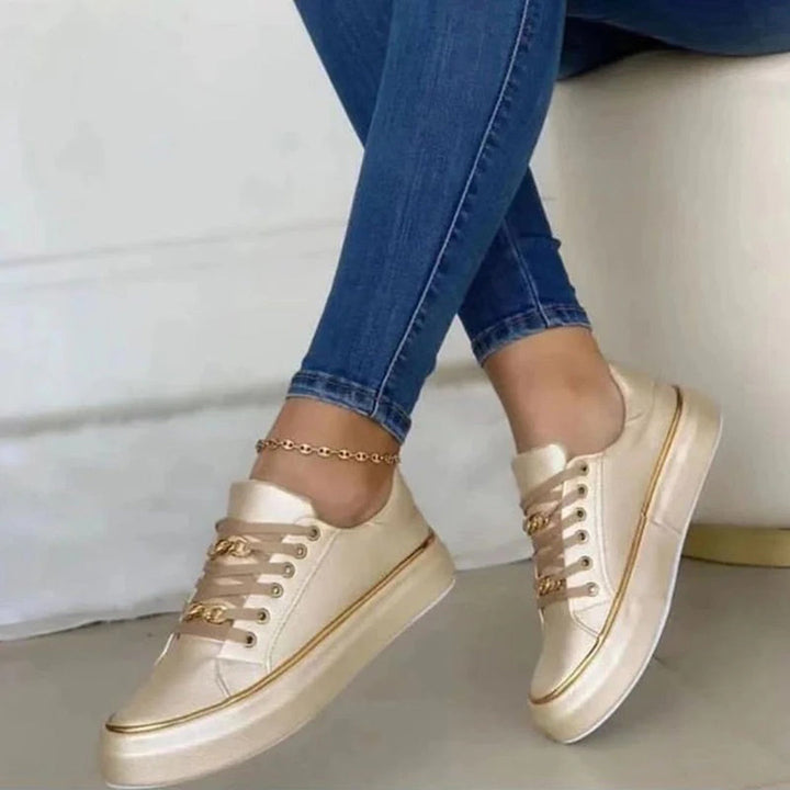 "Witte orthopedische damesschoenen, tijdloos design, comfortabel en stijlvol, geschikt voor dagelijks gebruik."