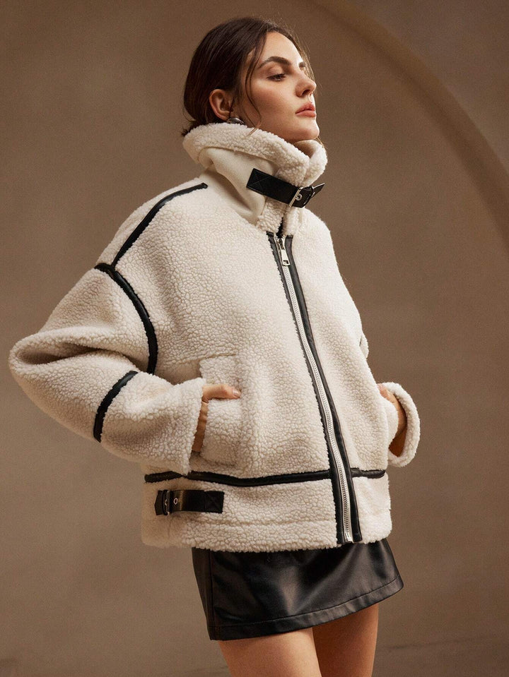 Trendy dames faux fur teddyjas, zacht en warm, ideaal voor de wintermode. Elegant en comfortabel.