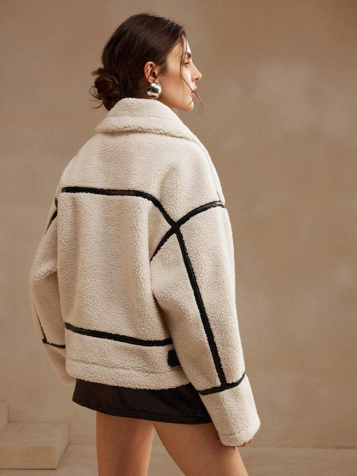 Model draagt een witte comfortabele oversized teddyjas voor dames, warme en stijlvolle winterjas.