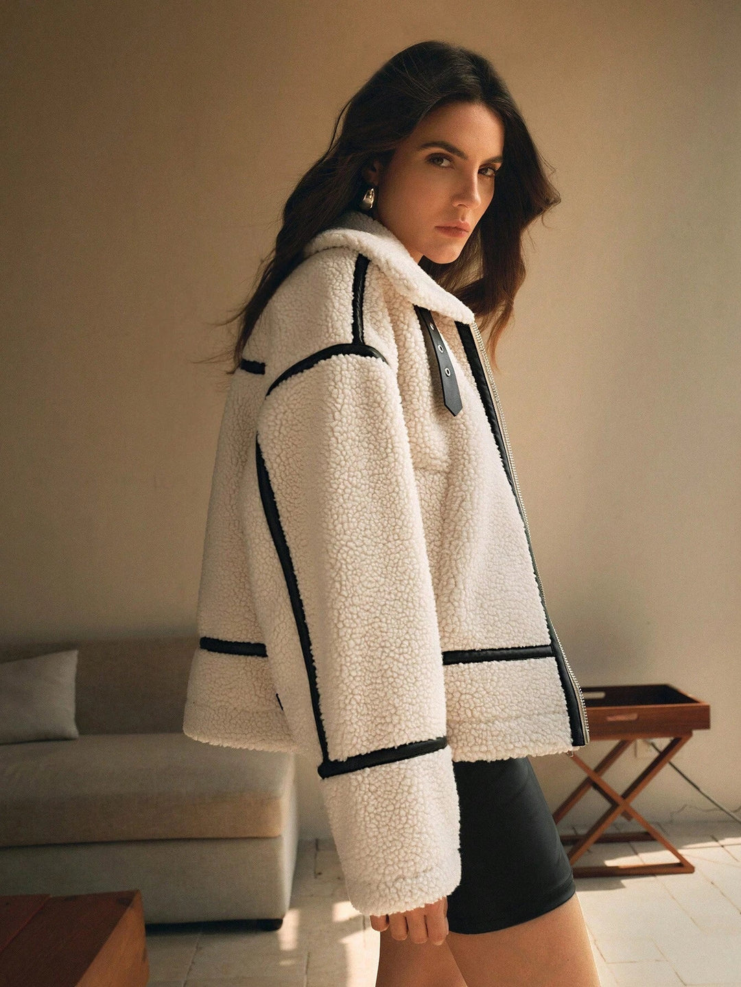 Trendy witte dames teddyjas, ideaal voor casual of elegante winterlooks, comfortabele en warme bovenkleding.