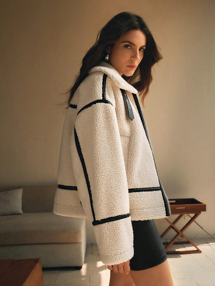 Trendy witte dames teddyjas, ideaal voor casual of elegante winterlooks, comfortabele en warme bovenkleding.