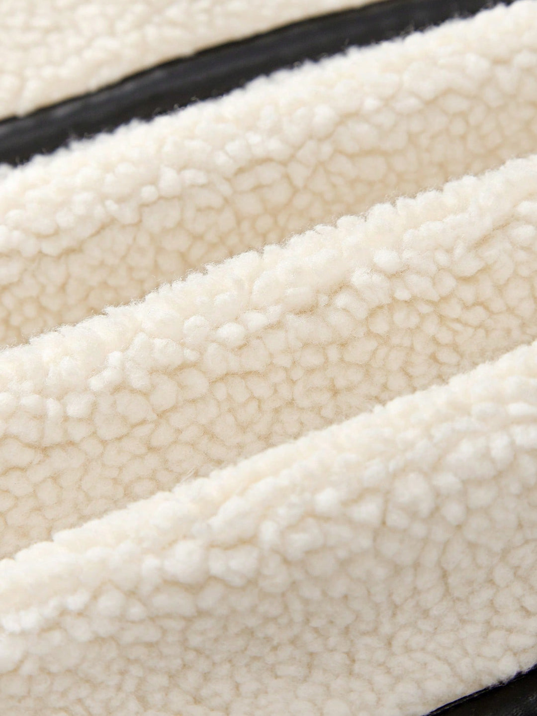 Volledige look met een witte oversized dames teddyjas, warme en modieuze winterjas voor elke gelegenheid.