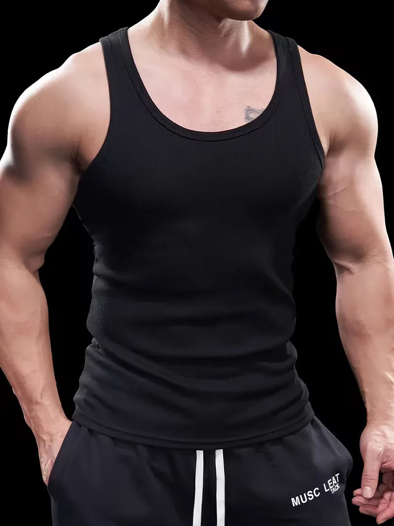 Zomerse geribde slim fit heren tanktop, essentieel voor comfortabele herenkleding tijdens actieve dagen.