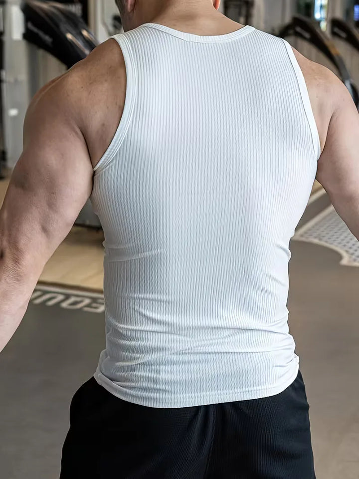 Comfortabele witte geribde heren tanktop, slim fit, geschikt als sportkleding voor warme zomerdagen.